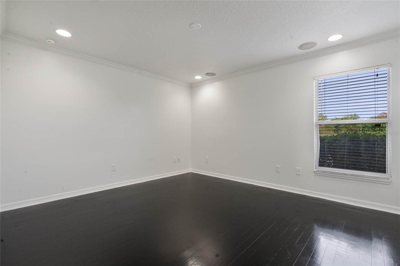 Image 13 of 21 For 907 Willow Drive