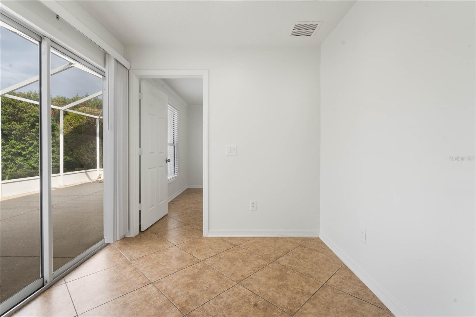 Image 14 of 21 For 907 Willow Drive