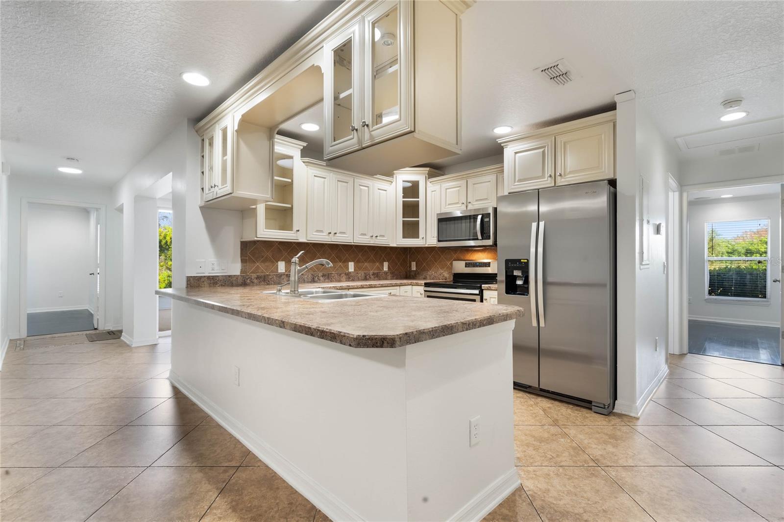 Image 3 of 21 For 907 Willow Drive