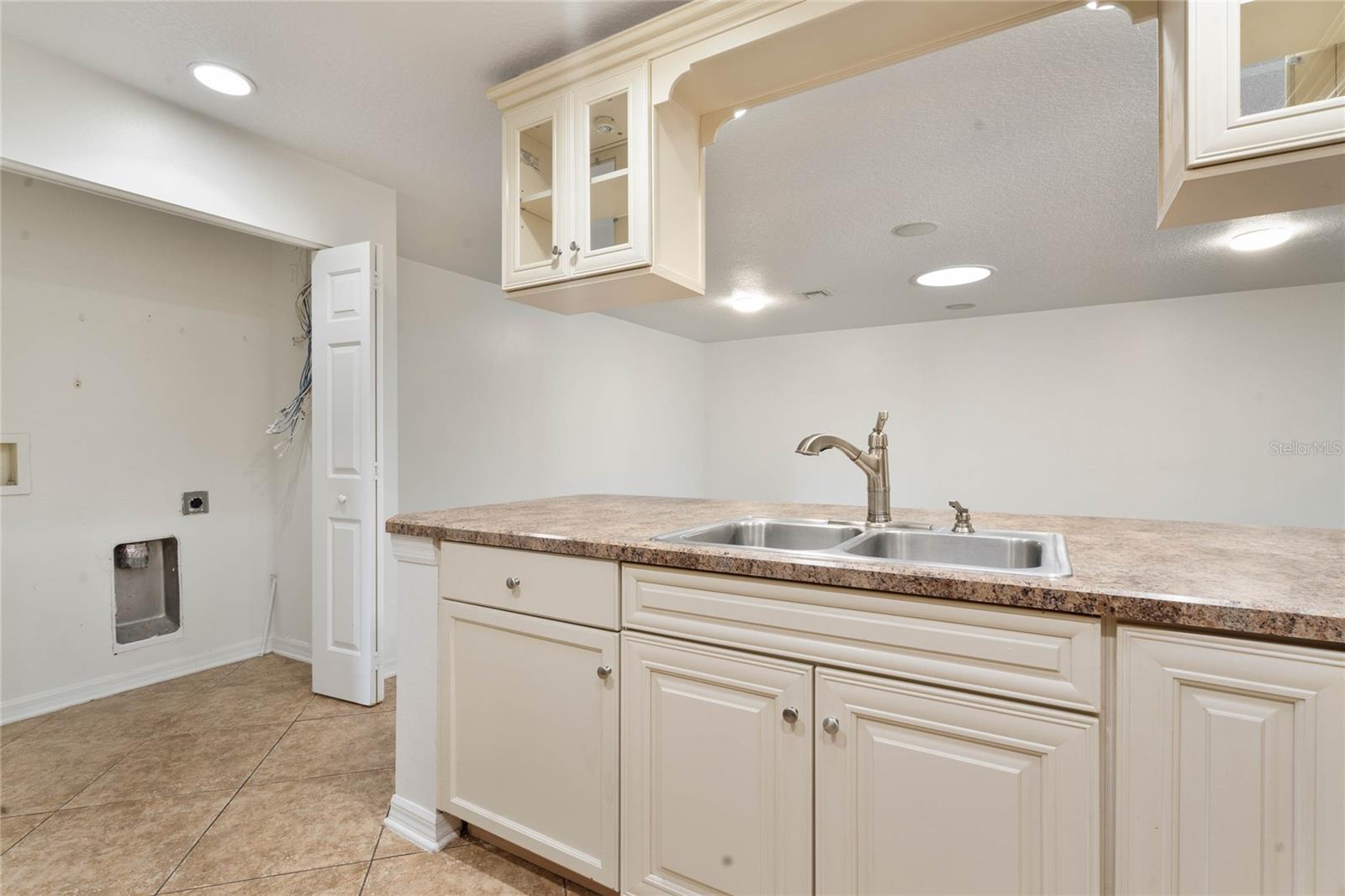 Image 6 of 21 For 907 Willow Drive