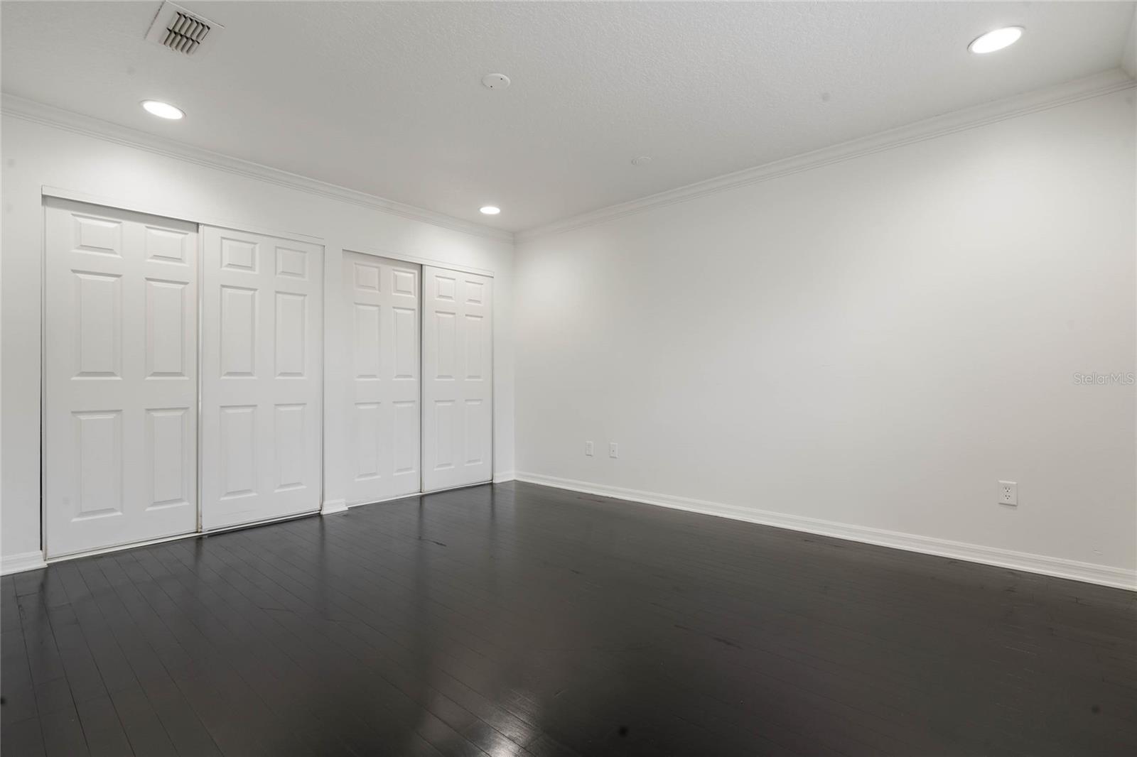 Image 8 of 21 For 907 Willow Drive