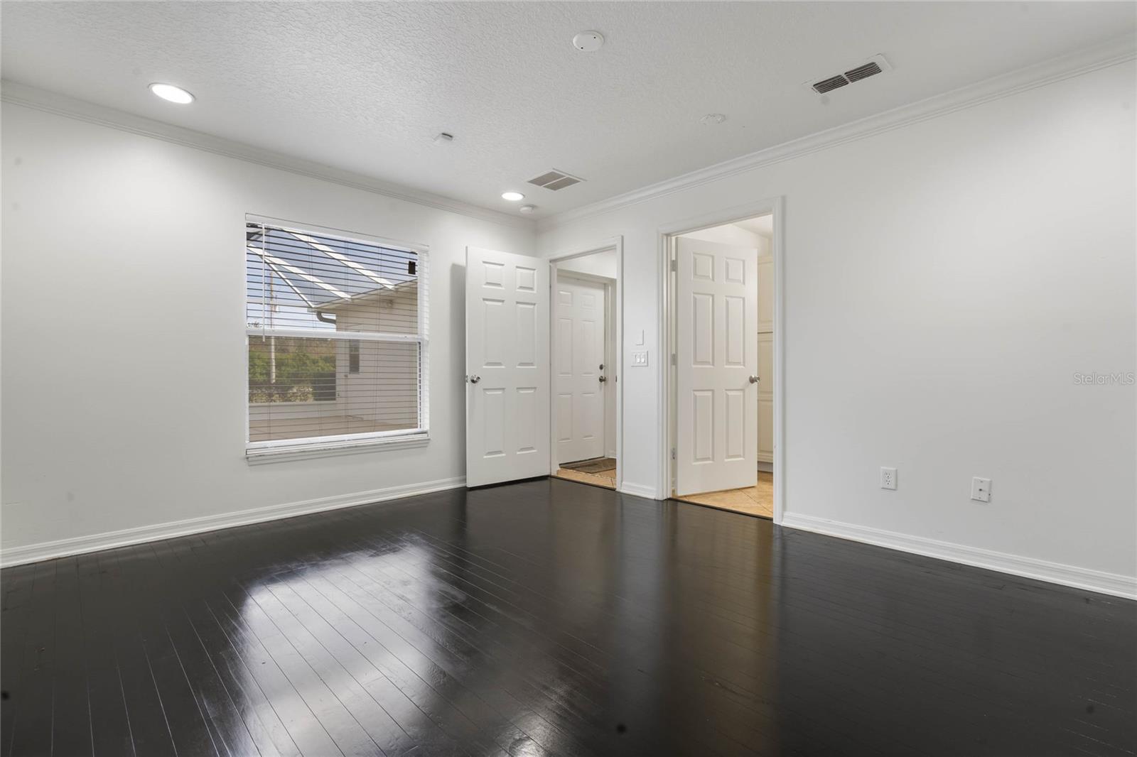 Image 9 of 21 For 907 Willow Drive