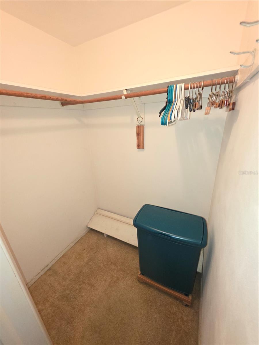 Listing photo id 16 for 7207 Ashwood Drive