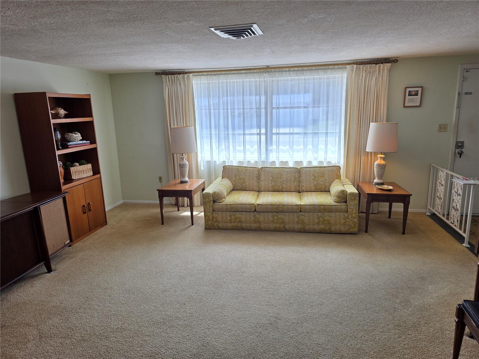 Listing photo id 2 for 7207 Ashwood Drive