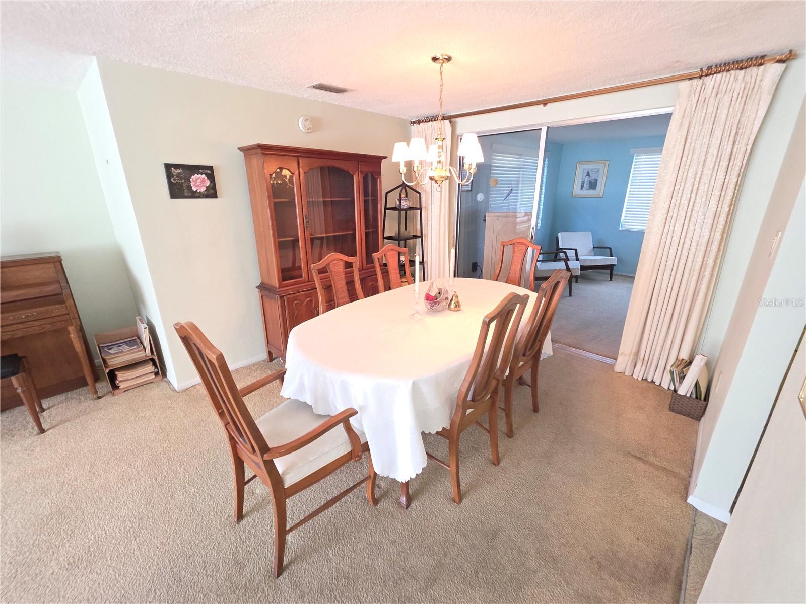 Listing photo id 6 for 7207 Ashwood Drive