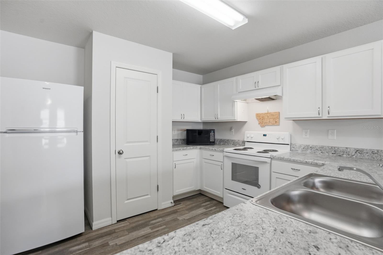 Image 11 of 49 For 3332 Lambert Avenue