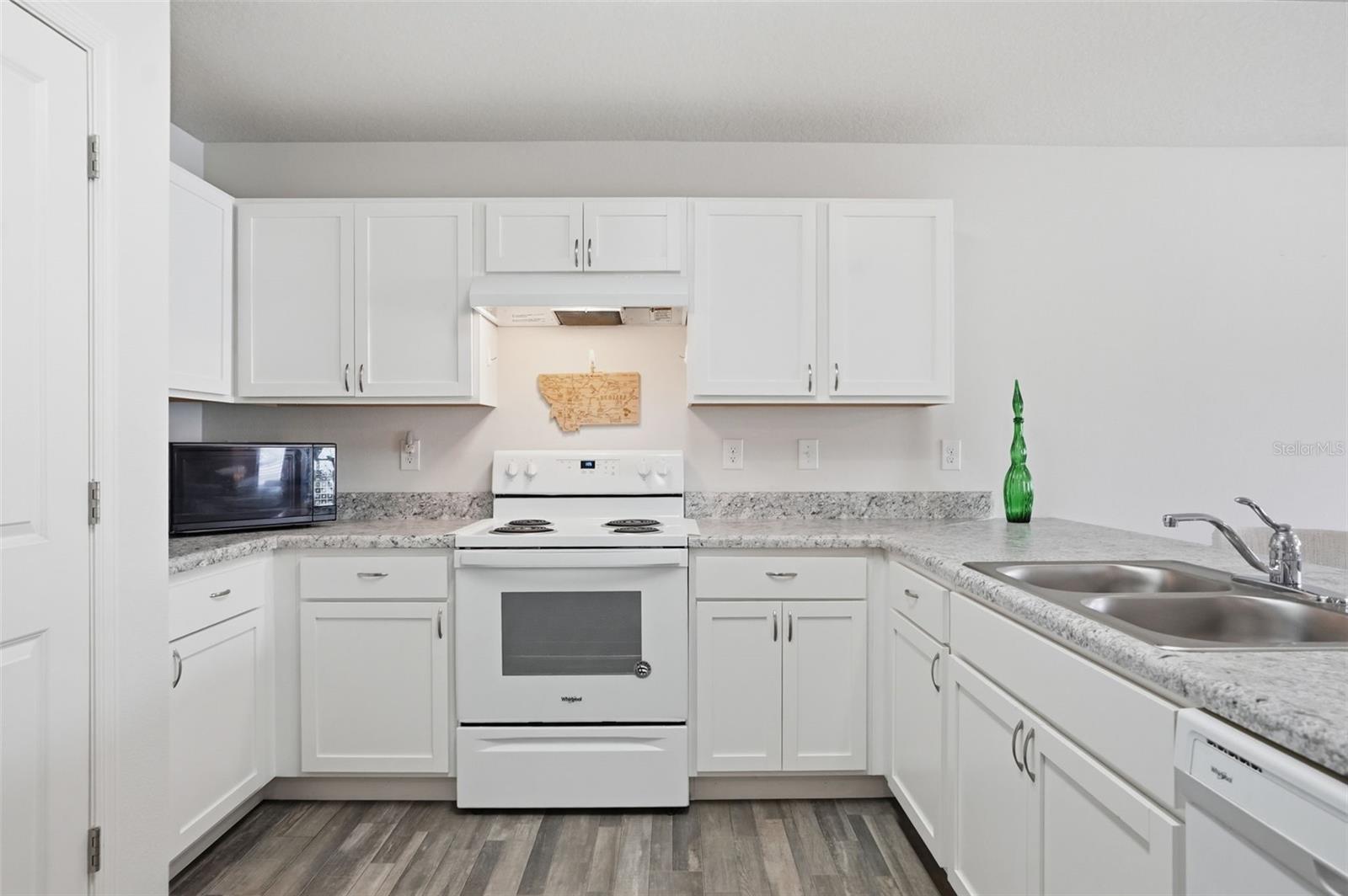 Image 12 of 49 For 3332 Lambert Avenue