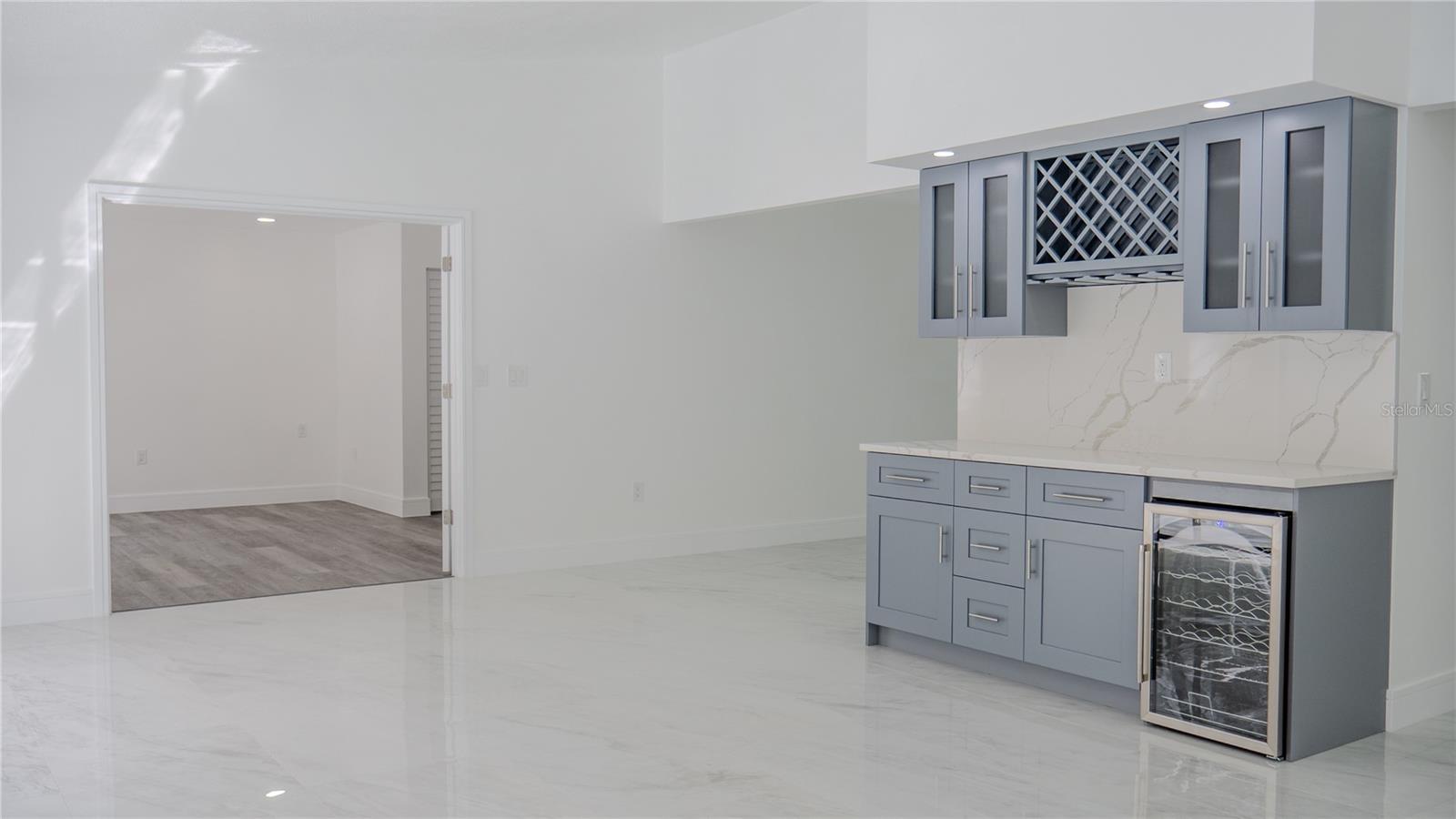 Listing photo id 8 for 7984 Floral Drive