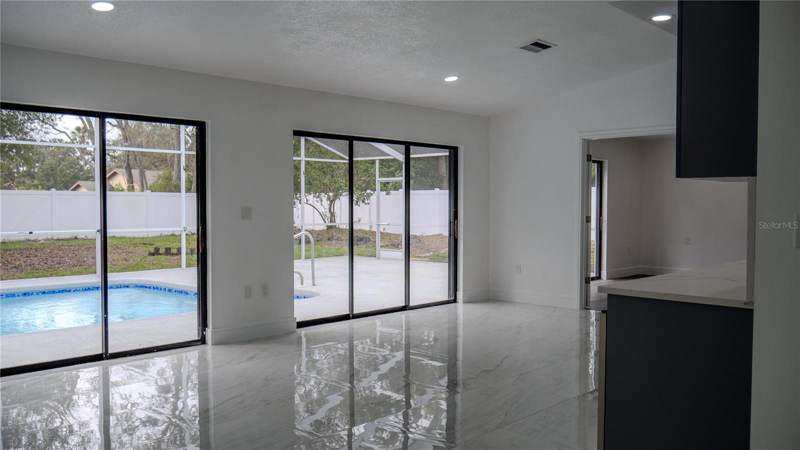 Listing photo id 9 for 7984 Floral Drive