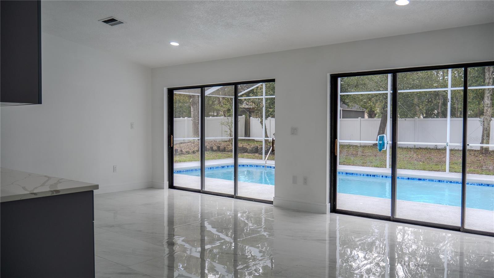 Listing photo id 10 for 7984 Floral Drive