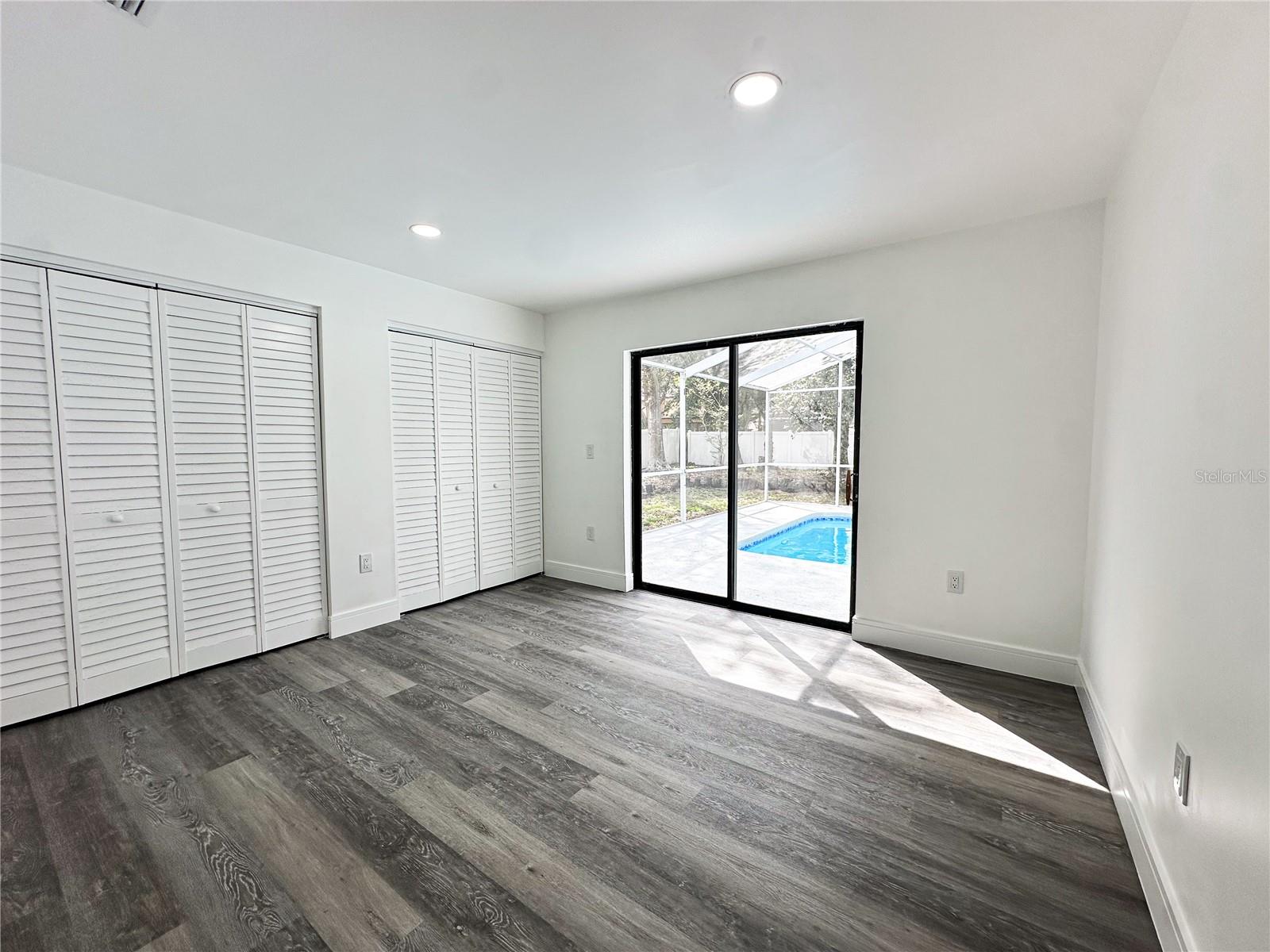 Listing photo id 12 for 7984 Floral Drive