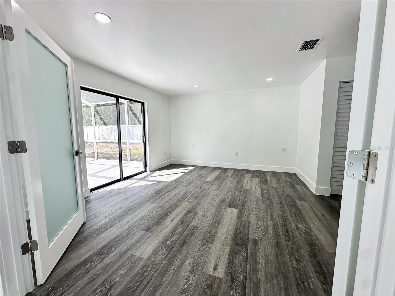 Listing photo id 13 for 7984 Floral Drive