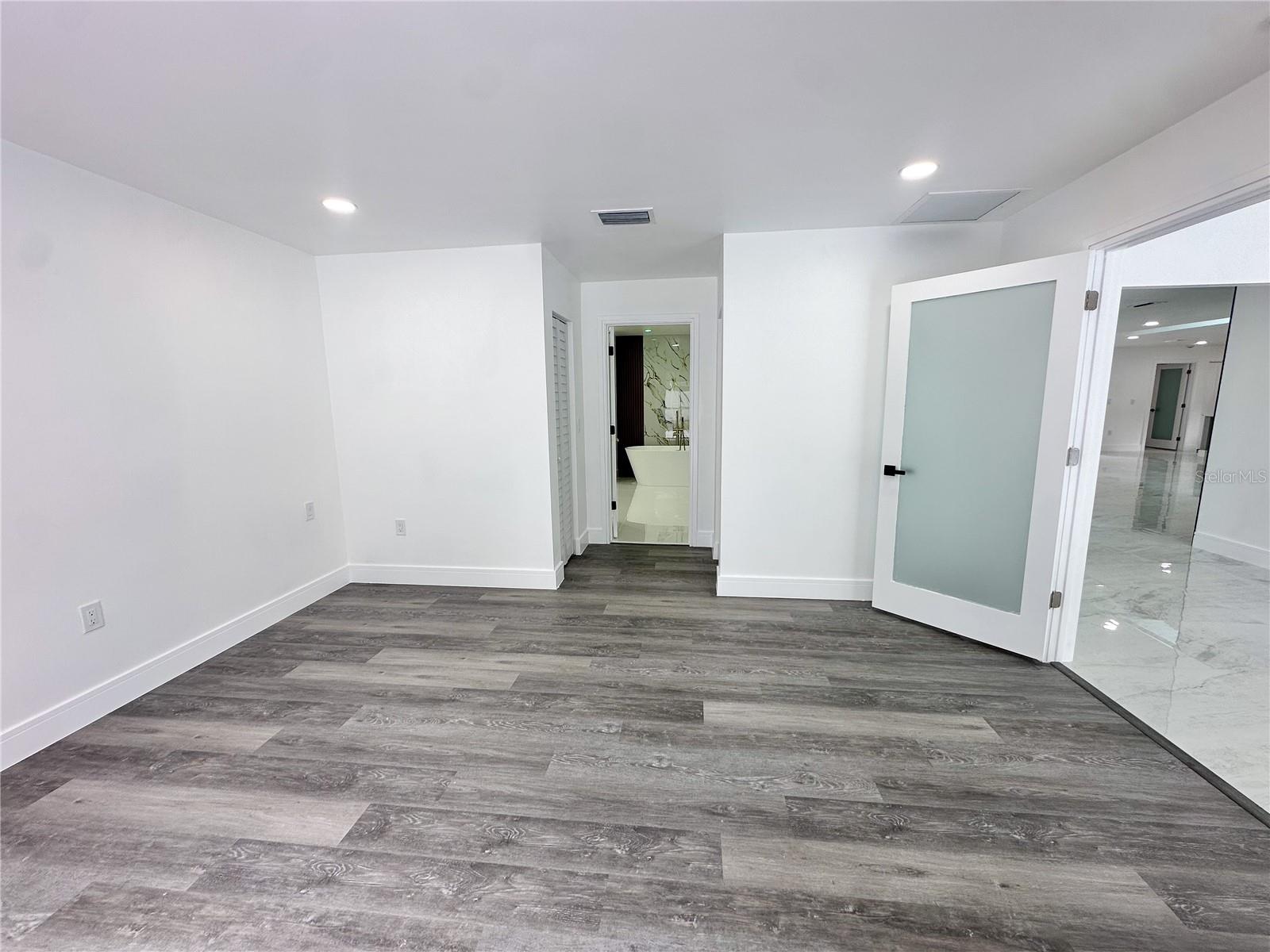 Listing photo id 14 for 7984 Floral Drive