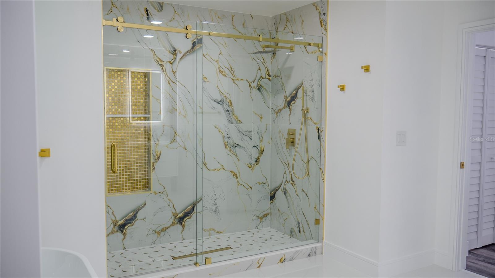 Listing photo id 15 for 7984 Floral Drive