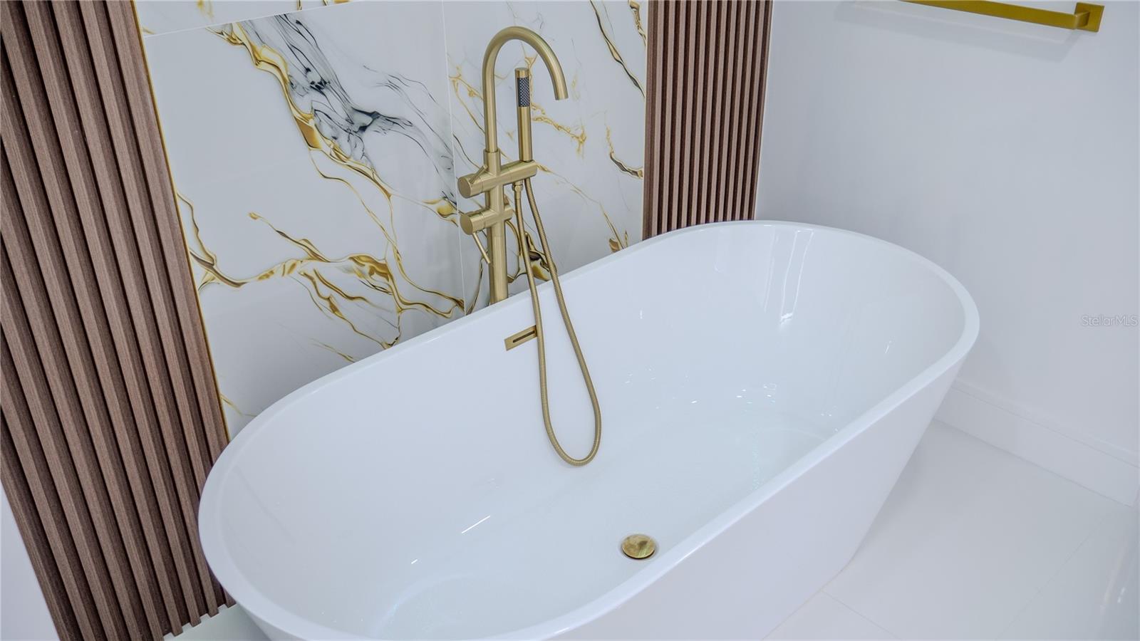 Listing photo id 19 for 7984 Floral Drive