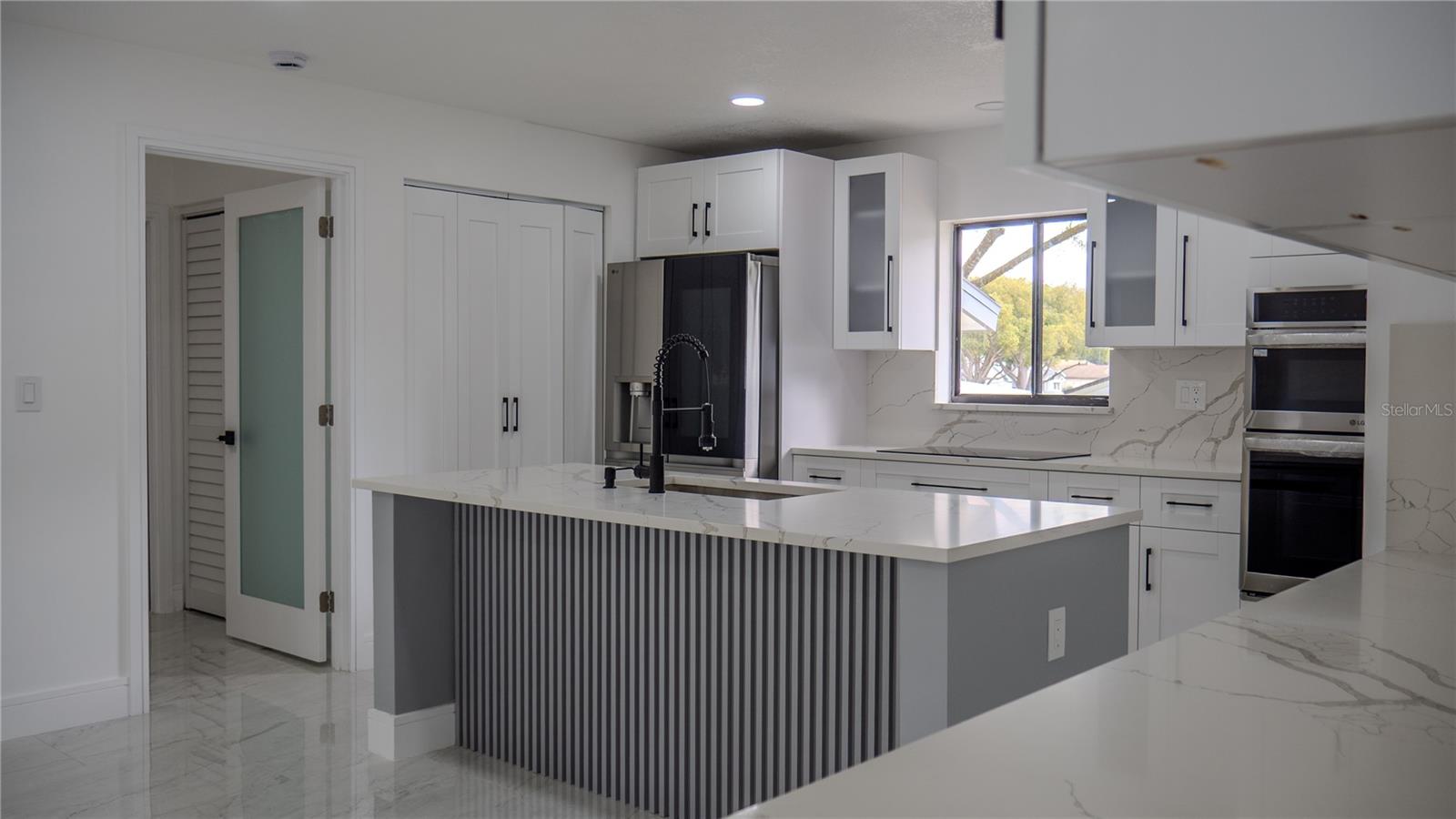 Listing photo id 3 for 7984 Floral Drive