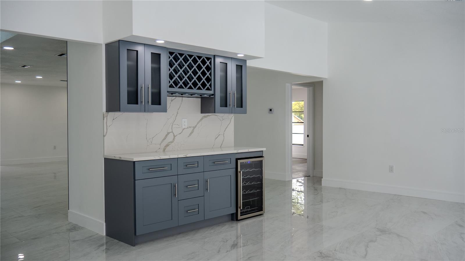 Listing photo id 6 for 7984 Floral Drive