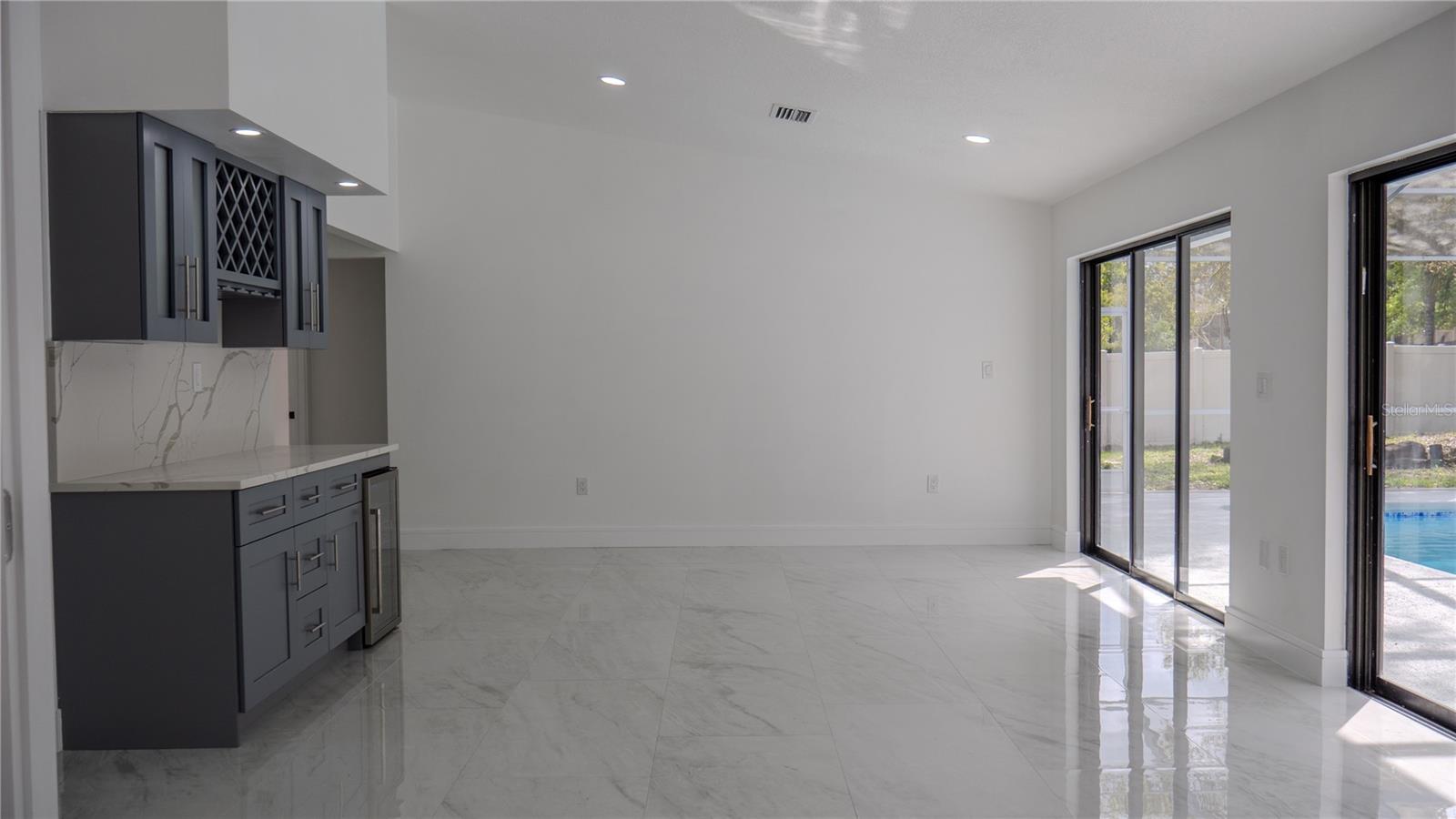 Listing photo id 7 for 7984 Floral Drive