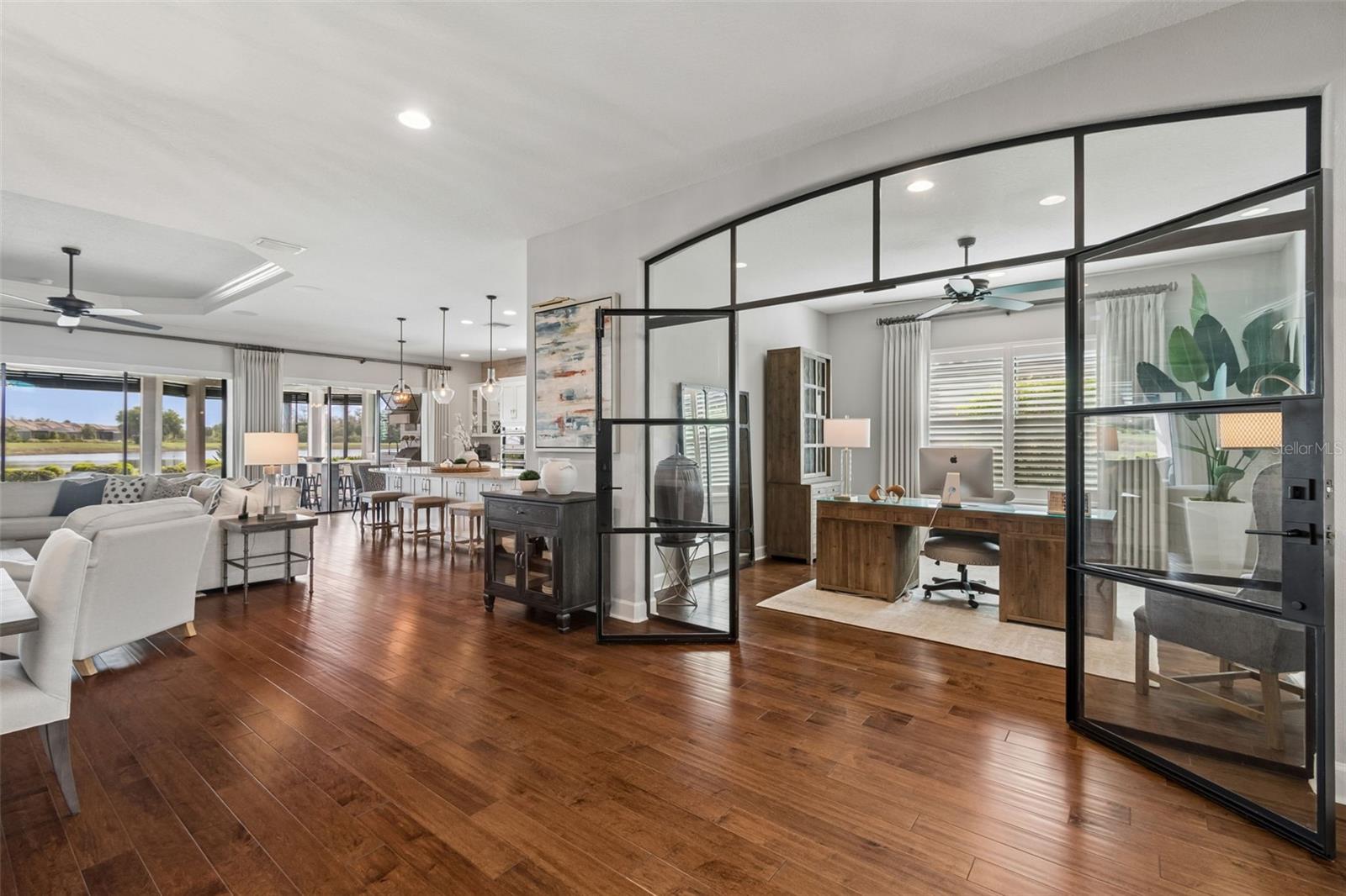 Listing photo id 12 for 3462 Forsythia Drive