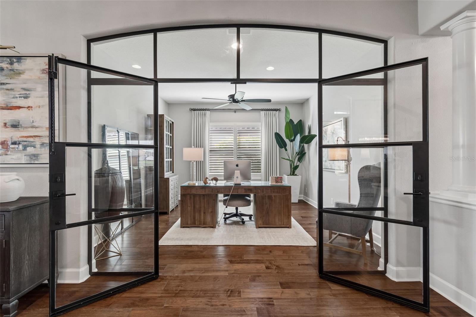 Listing photo id 13 for 3462 Forsythia Drive