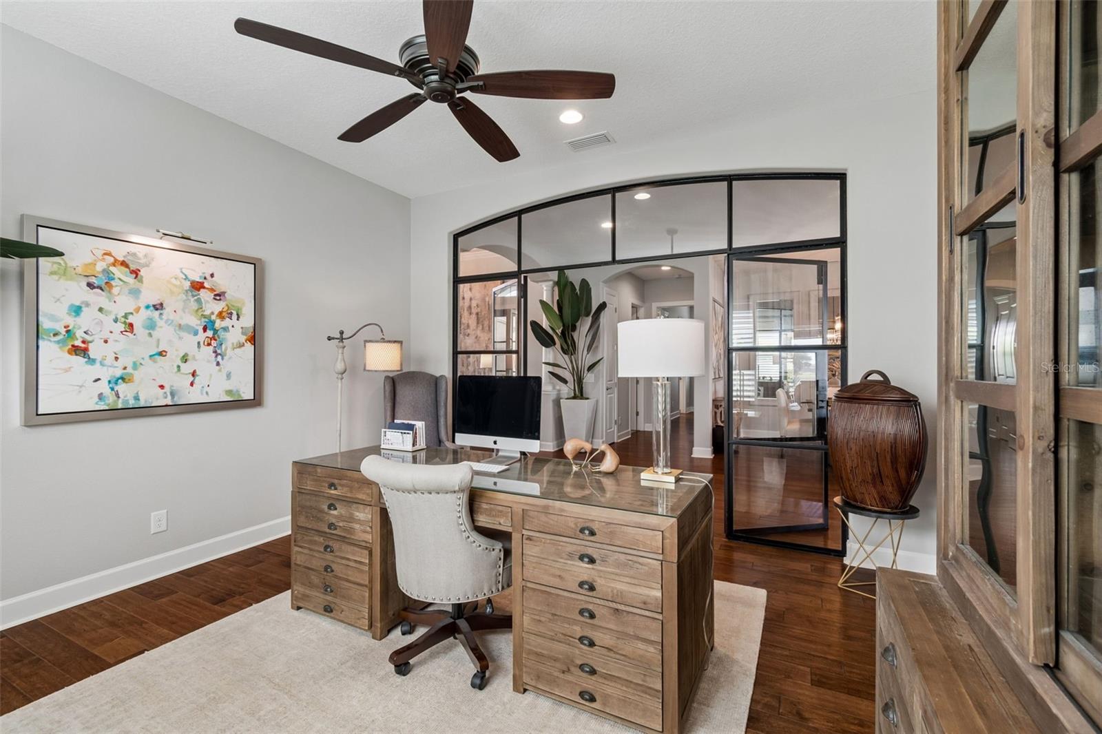 Listing photo id 15 for 3462 Forsythia Drive