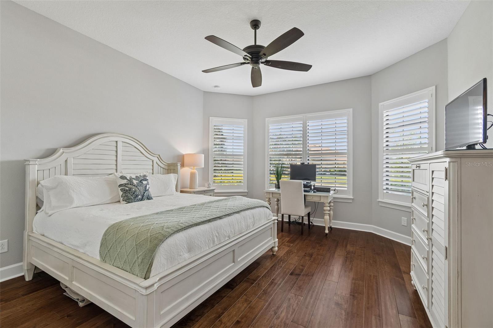 Listing photo id 16 for 3462 Forsythia Drive