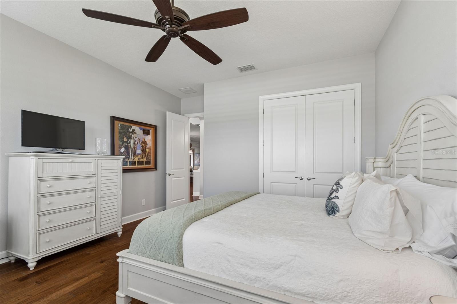 Listing photo id 17 for 3462 Forsythia Drive