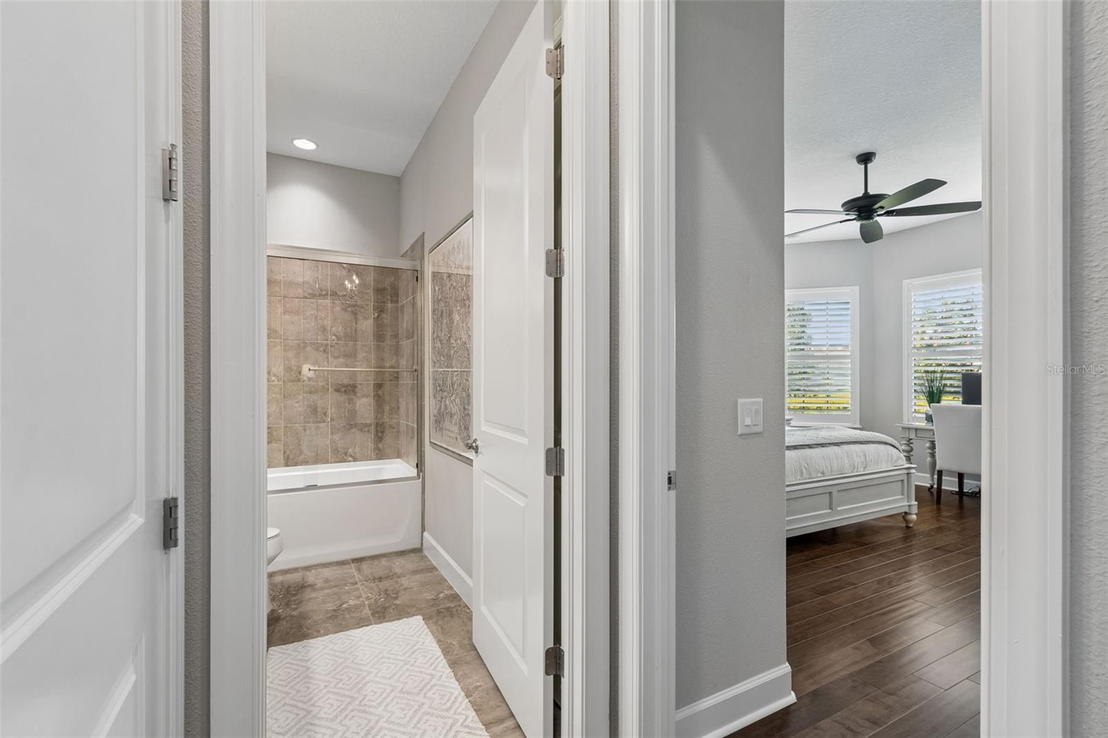 Listing photo id 18 for 3462 Forsythia Drive