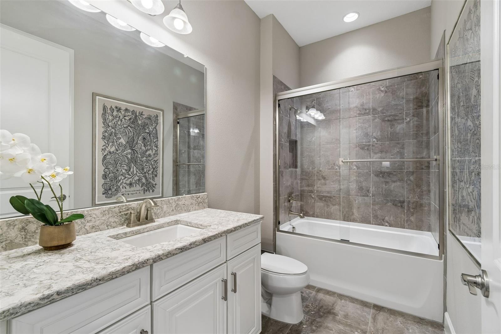 Listing photo id 19 for 3462 Forsythia Drive