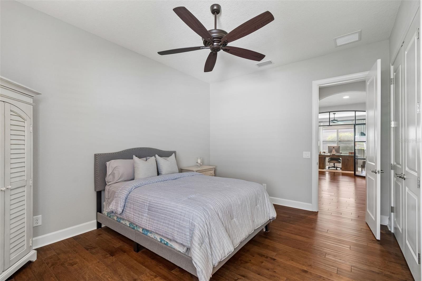 Listing photo id 22 for 3462 Forsythia Drive