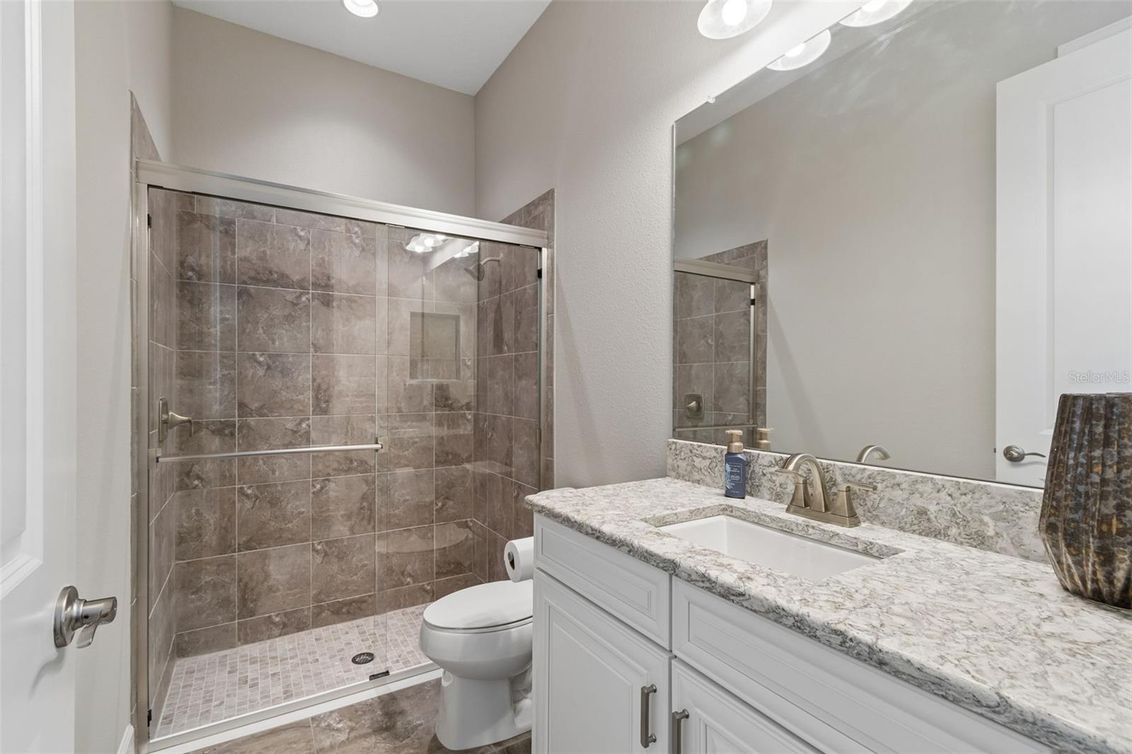 Listing photo id 25 for 3462 Forsythia Drive