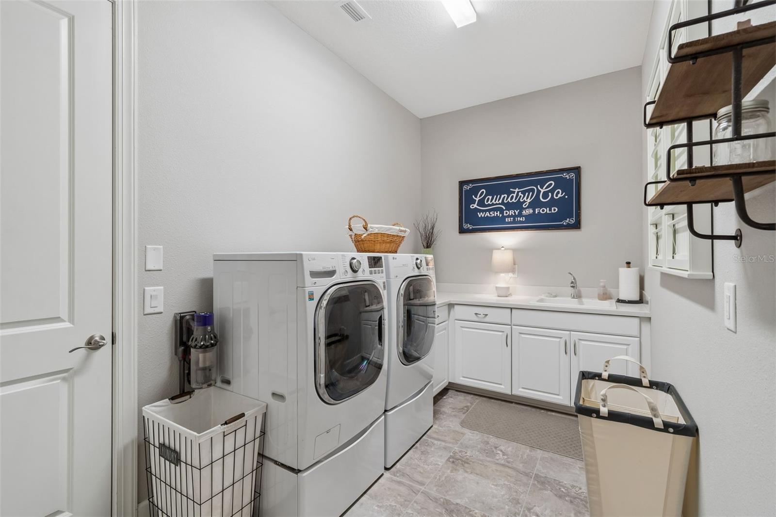 Listing photo id 28 for 3462 Forsythia Drive