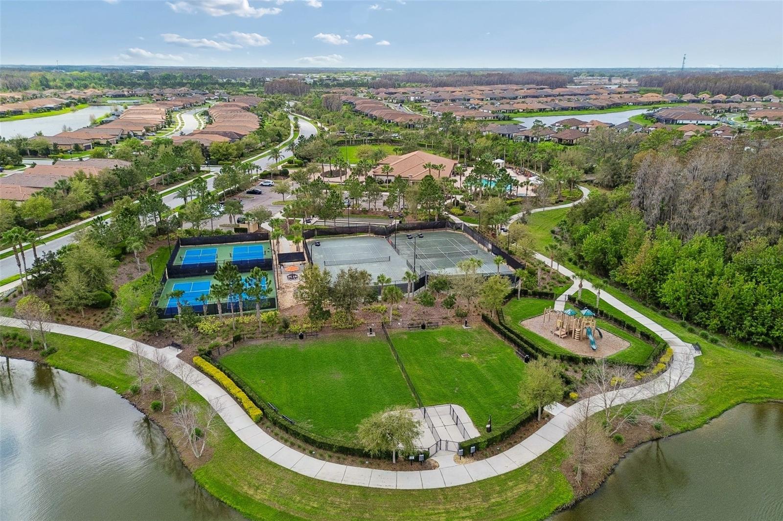 Listing photo id 86 for 3462 Forsythia Drive