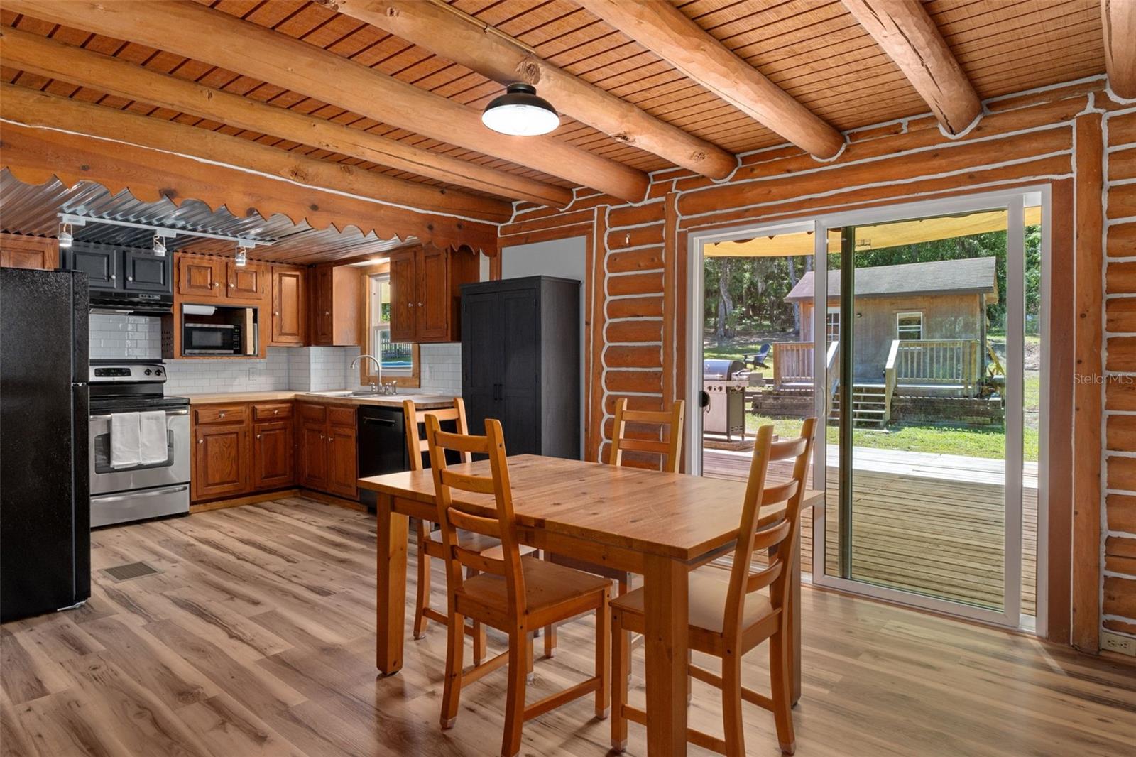 Listing photo id 8 for 5487 Cedar Lane