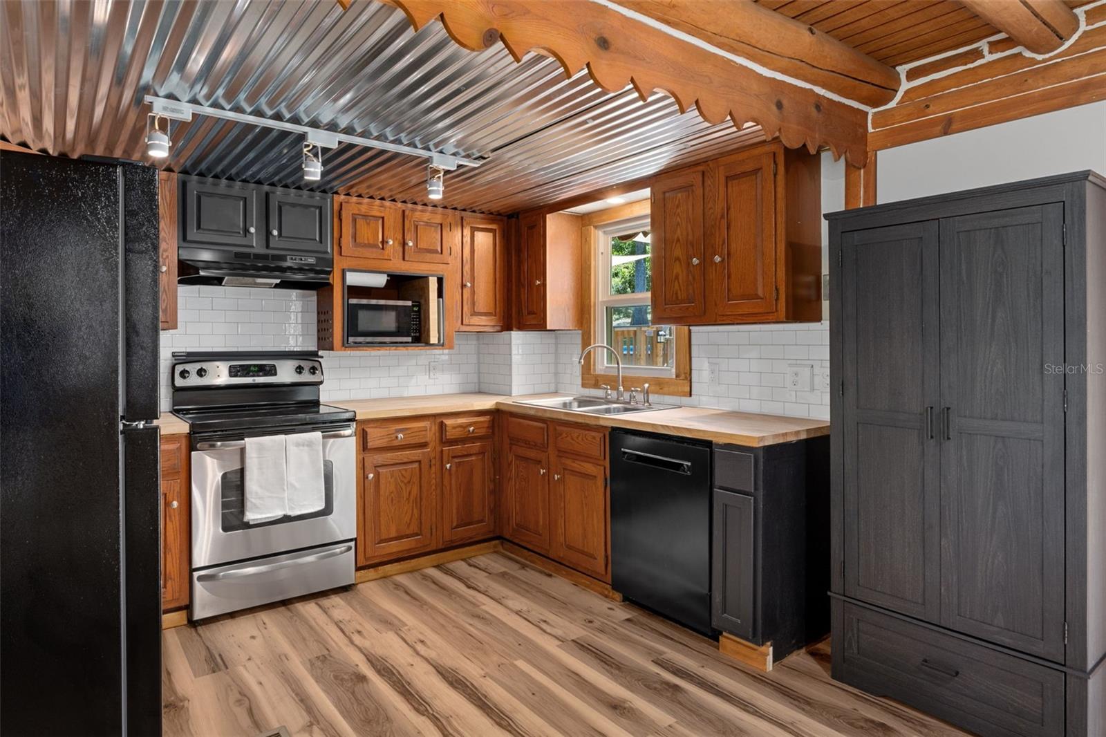 Listing photo id 9 for 5487 Cedar Lane