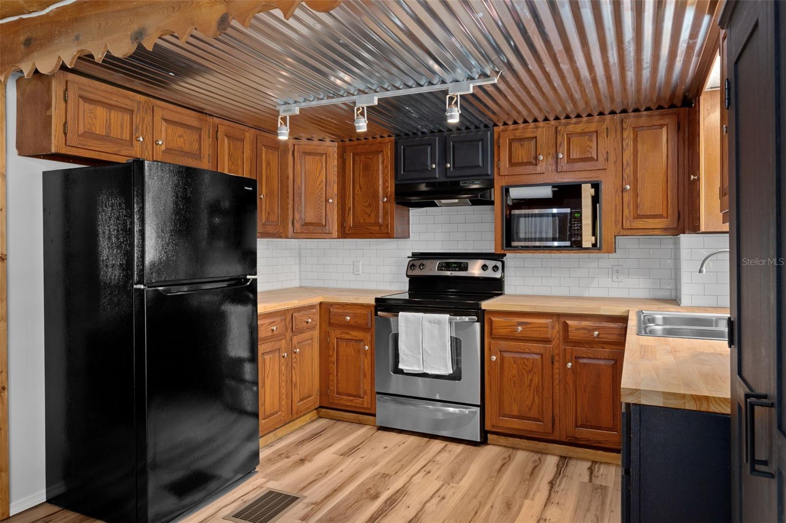 Listing photo id 10 for 5487 Cedar Lane