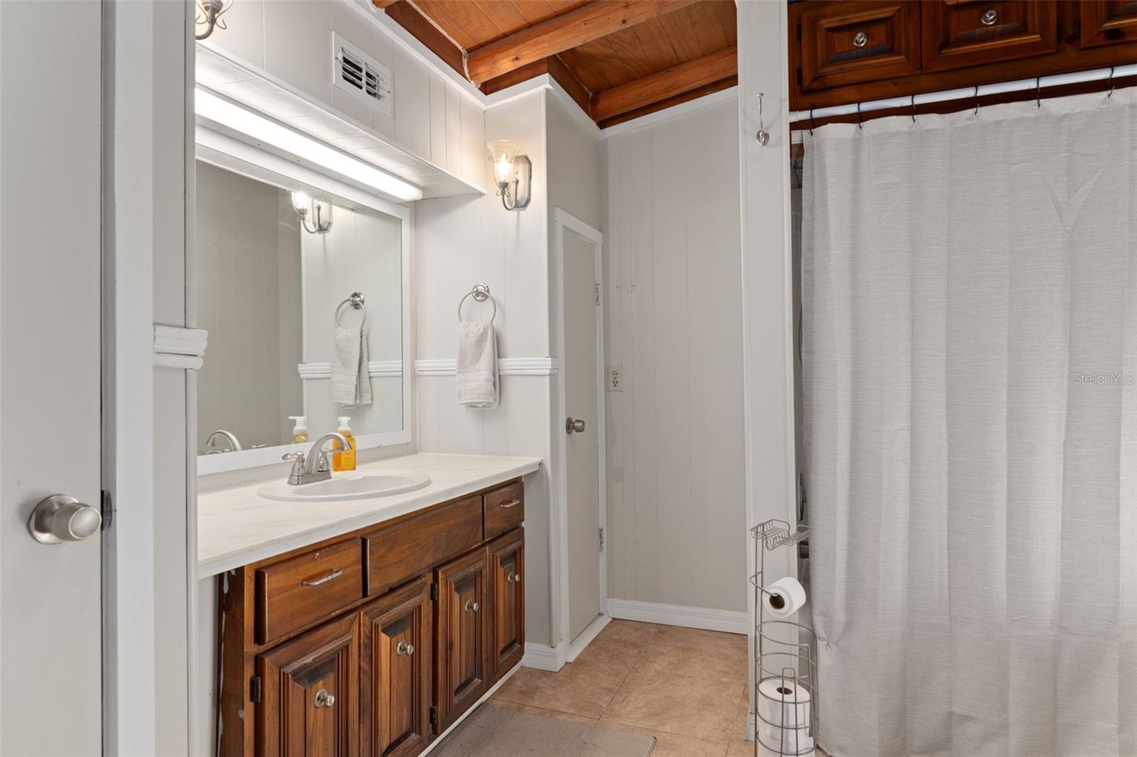 Listing photo id 23 for 5487 Cedar Lane