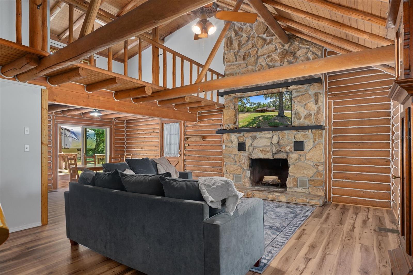 Listing photo id 3 for 5487 Cedar Lane