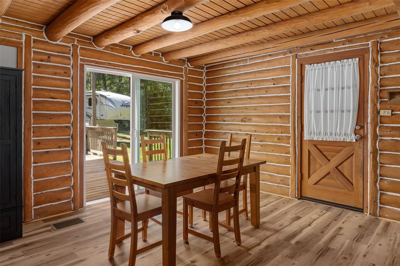 Listing photo id 7 for 5487 Cedar Lane