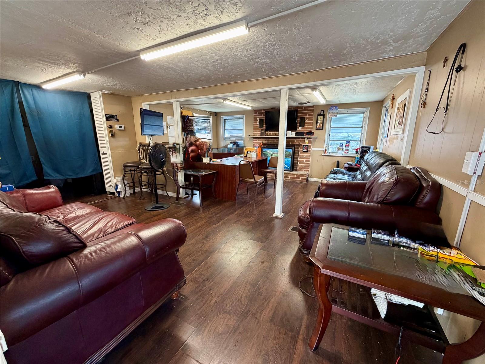 Listing photo id 0 for 4131 Grand Boulevard