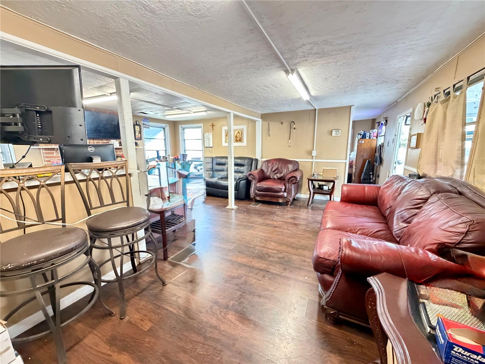 Listing photo id 1 for 4131 Grand Boulevard