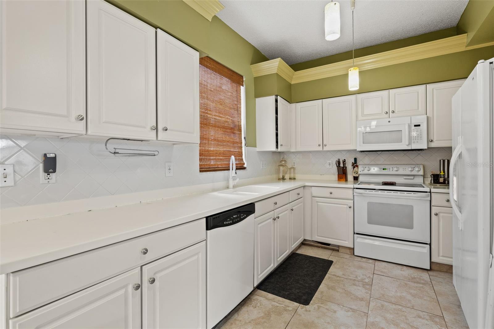 Image 3 of 40 For 4922 Edgewater Lane