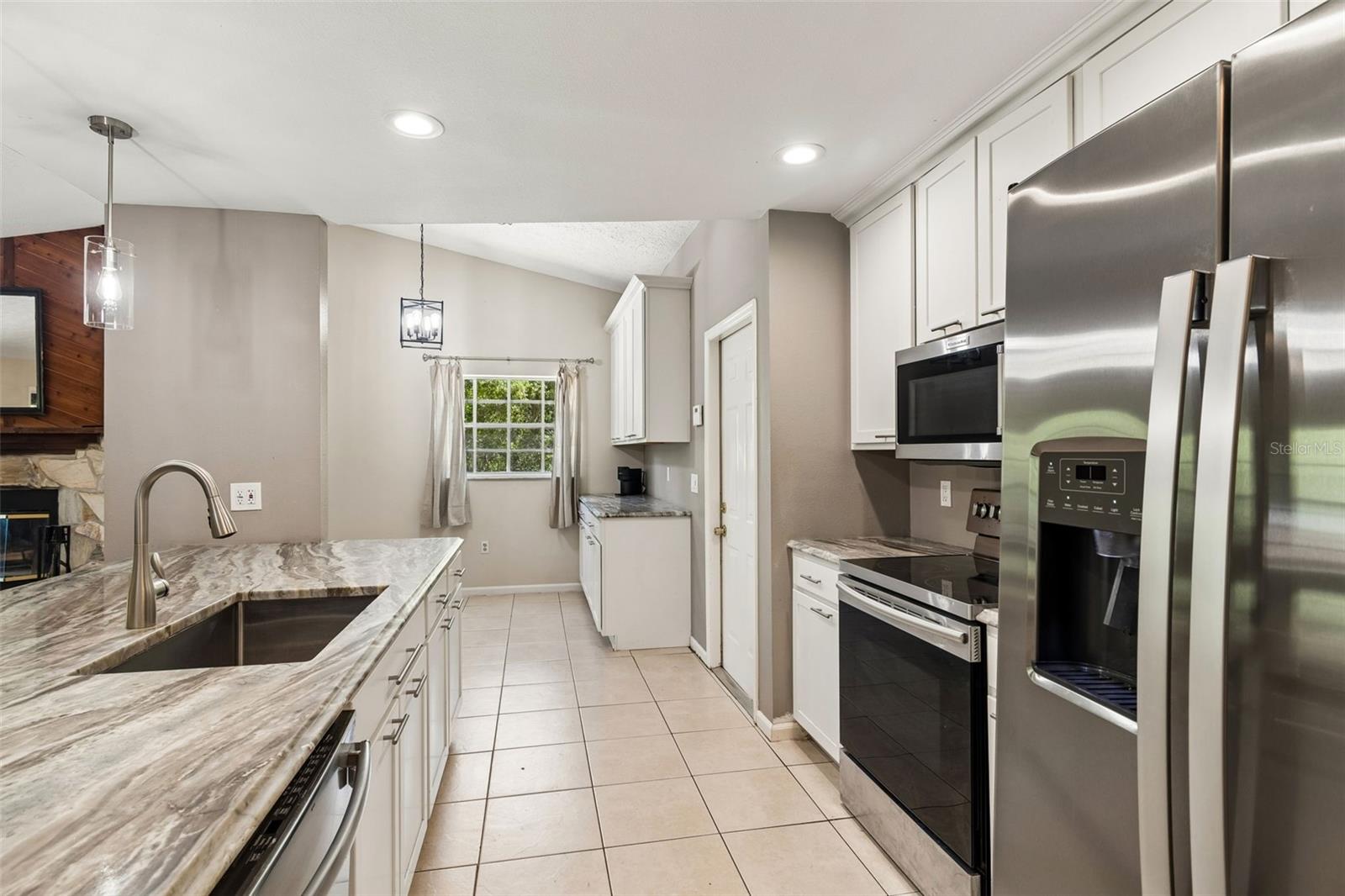 Listing photo id 9 for 7618 Mokena Court