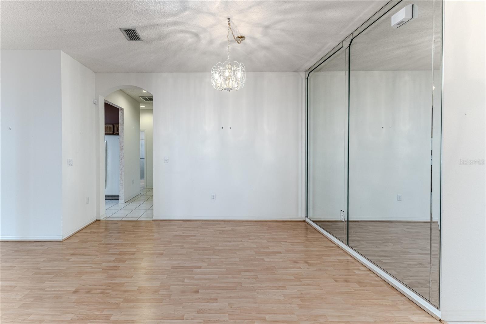 Image 7 of 62 For 431 Quane Avenue