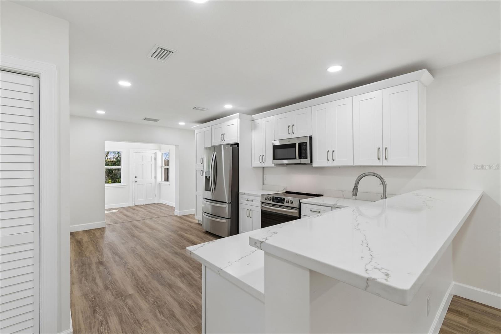 Listing photo id 8 for 4313 Shadowlawn Avenue