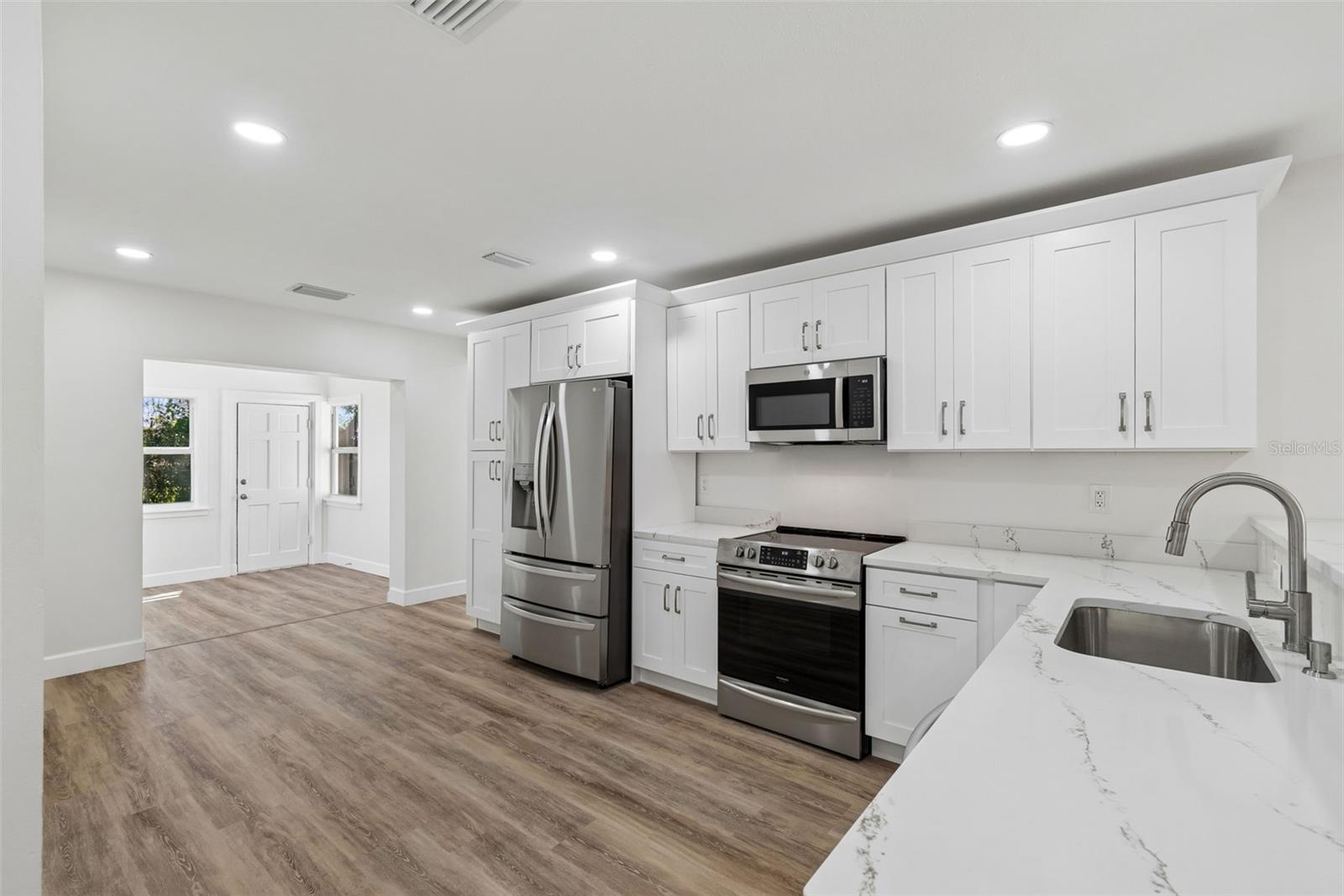 Listing photo id 9 for 4313 Shadowlawn Avenue