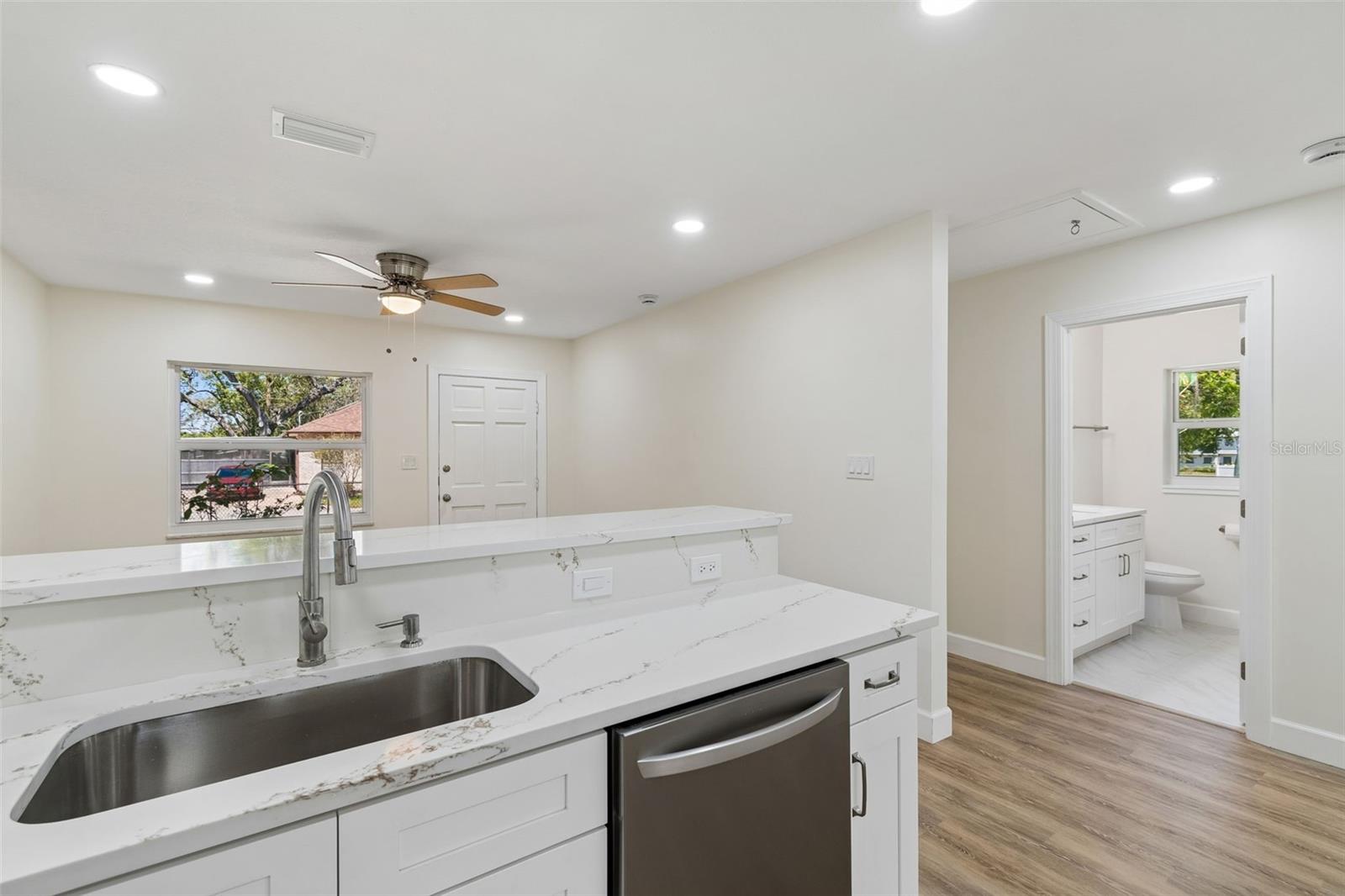 Listing photo id 16 for 4313 Shadowlawn Avenue