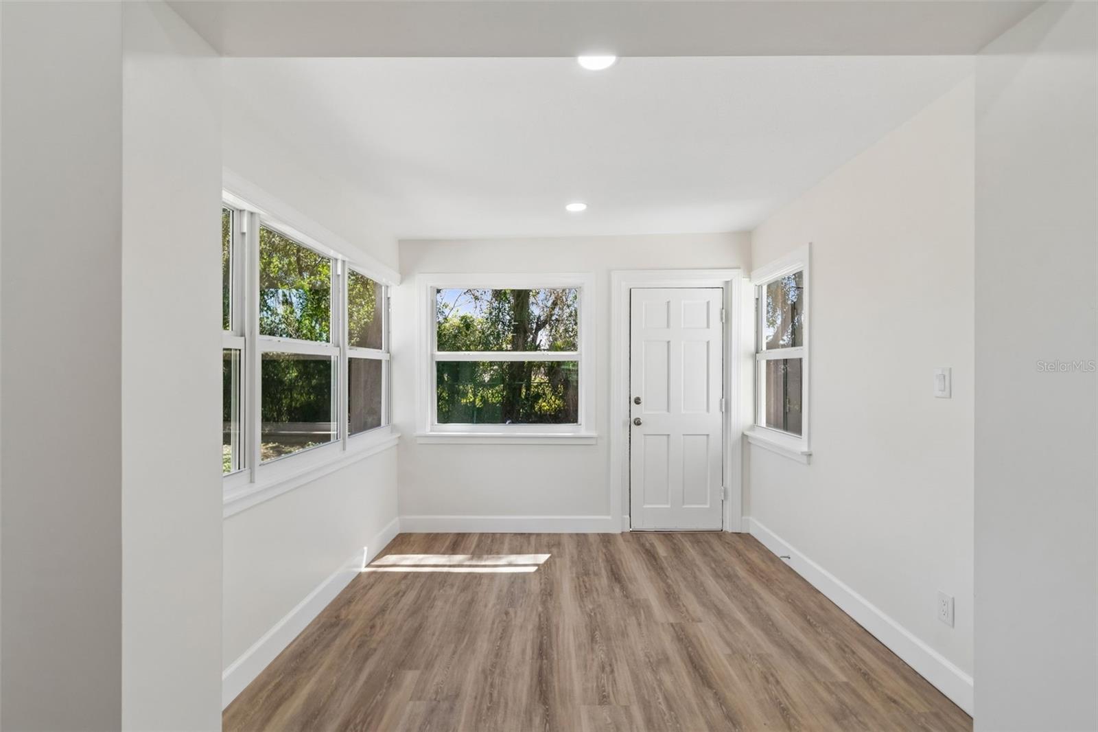 Listing photo id 19 for 4313 Shadowlawn Avenue