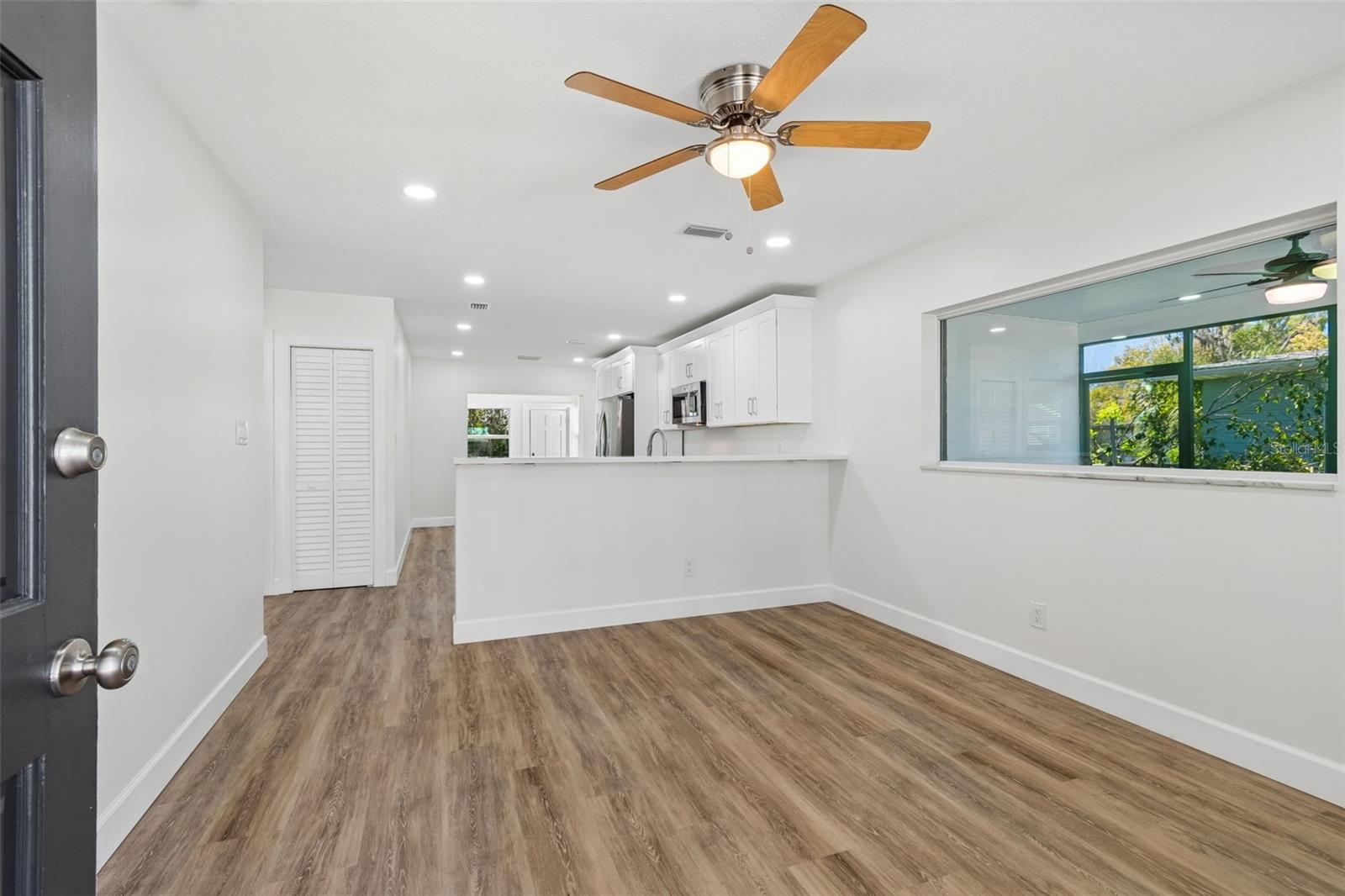 Listing photo id 3 for 4313 Shadowlawn Avenue