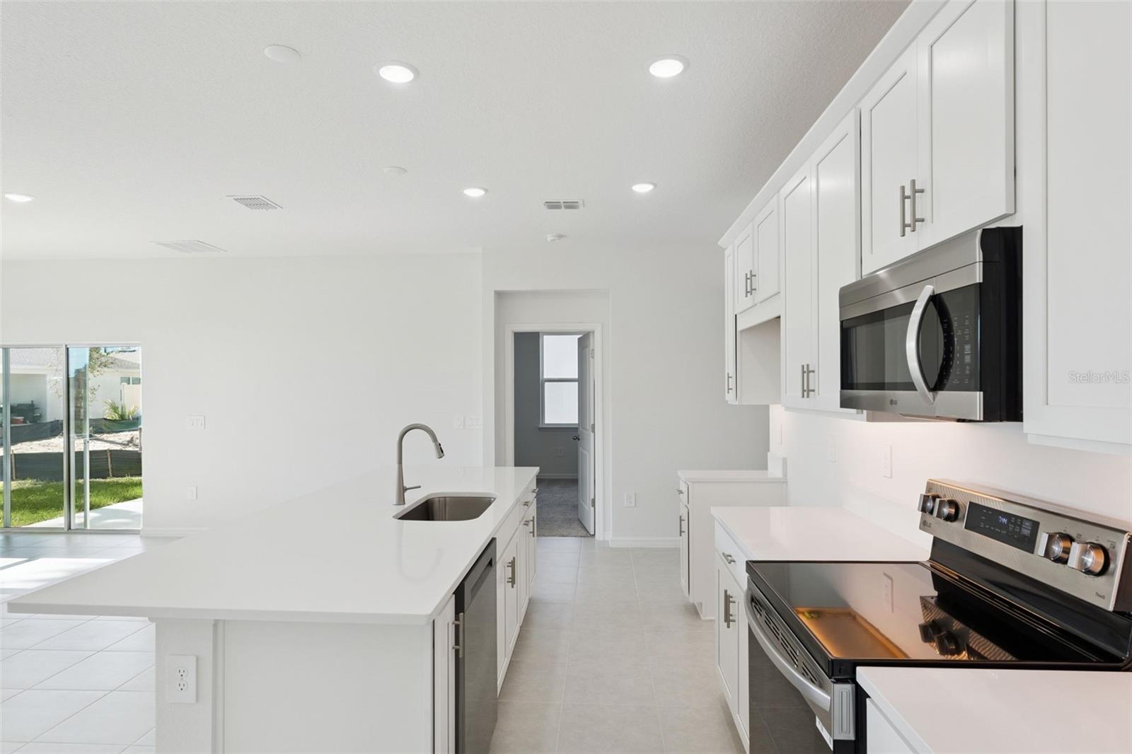 Image 7 of 21 For 826 Emerald Grove Drive